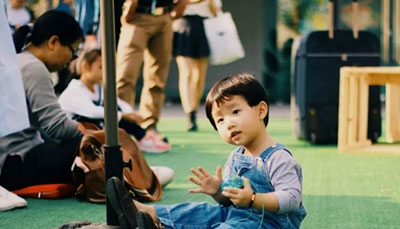 晚一年上幼儿园，对孩子究竟有什么影响