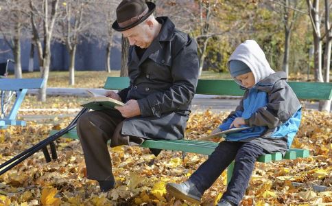 哪种老人不适合带小孩 真的不适合带孩子的老人类型 带孩子要注意什么